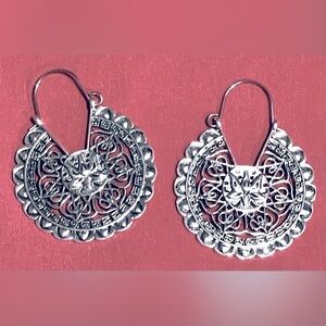 šLotus flower dangle earrings.